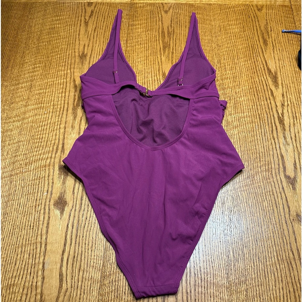 Shade & Shore Ribbed Plunge Twist Front One Piece Swimsuit Size Small NWT - Picture 6 of 9
